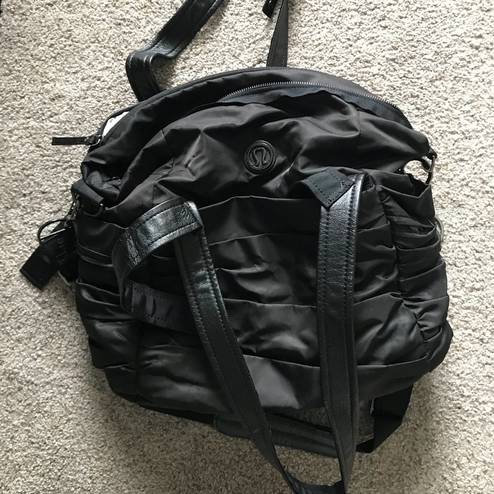 🚫SOLD🚫EUC Lululemon Triumphant Tote, with strap